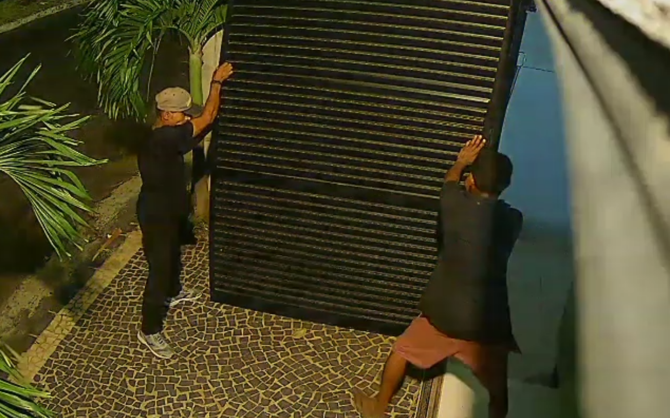 Homem furta portão de condomínio no Santa Mônica