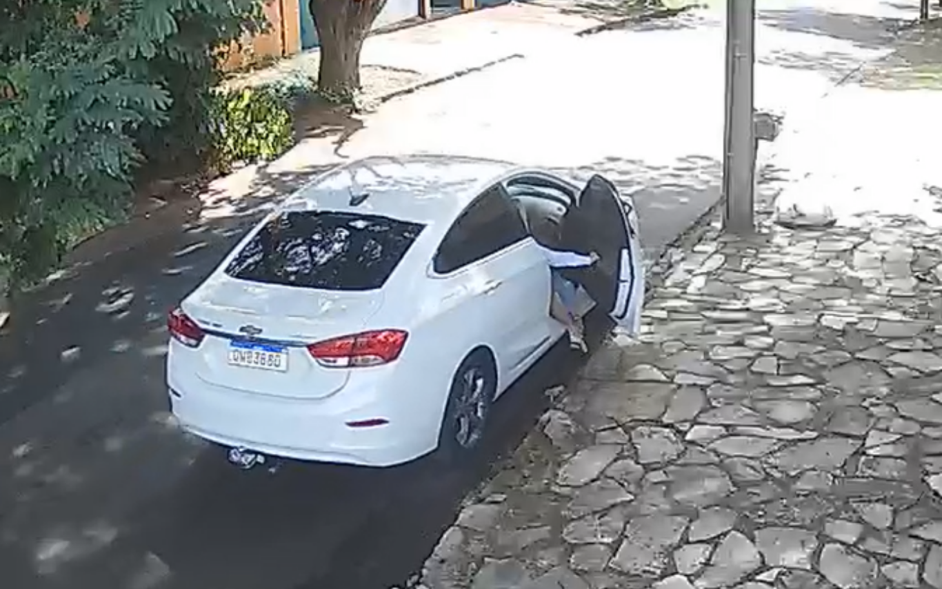 Homem impede mulher de sair de carro no Cidade Jardim, em Uberlândia