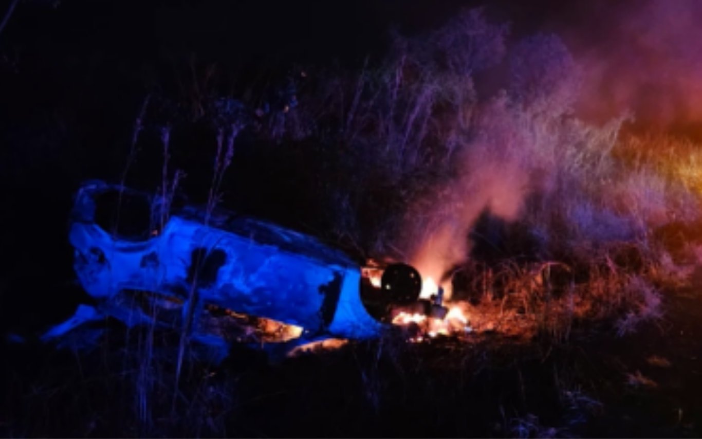 Carro capota e pega fogo na MGC-497