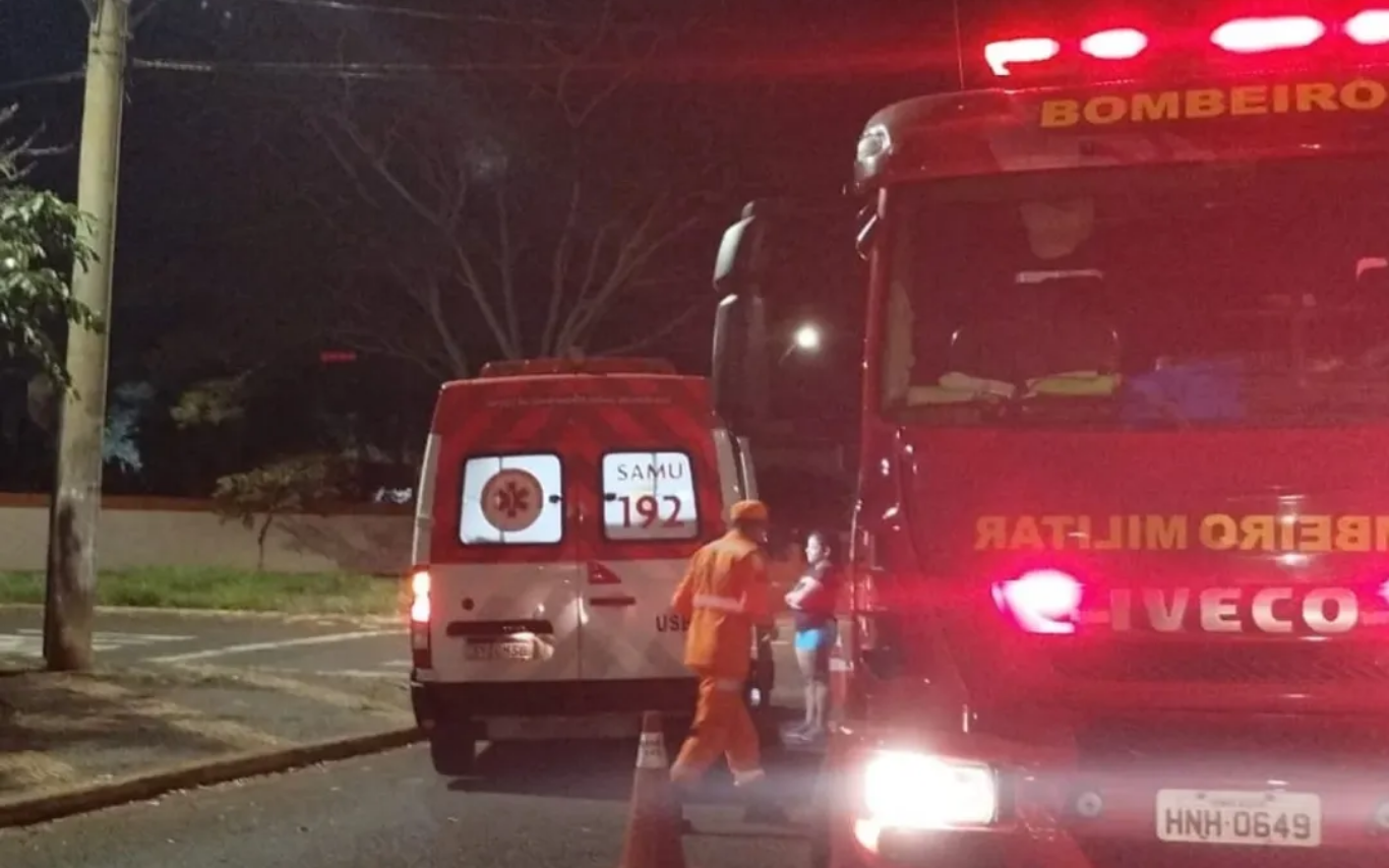 Batida entre carro e moto é registrada em rotatória de Ituiutaba