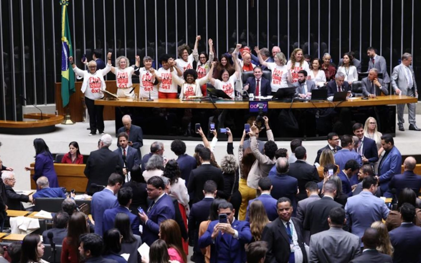 Plenário da Câmara durante a votação da PEC da 6X1 na noite desta quarta-feira (27)
