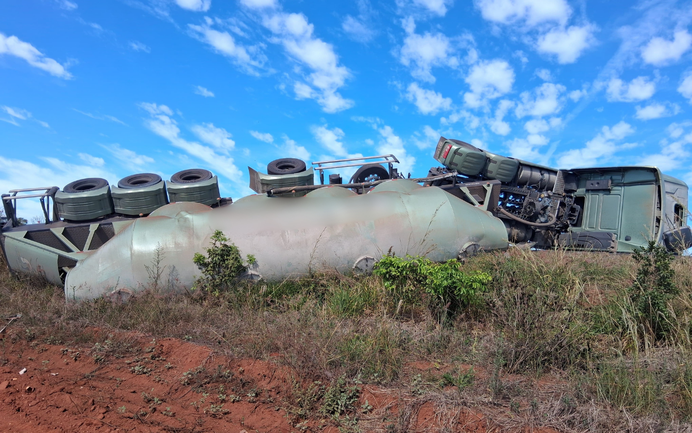 Caminhão tomba na MGC-452, em Uberlândia