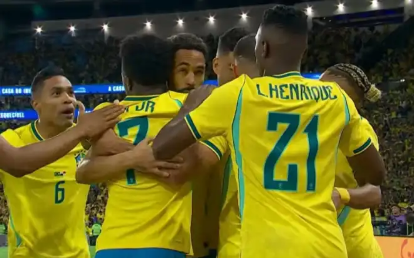 Jogadores do Brasil festejam primeiro gol, marcado por Vini Jr.