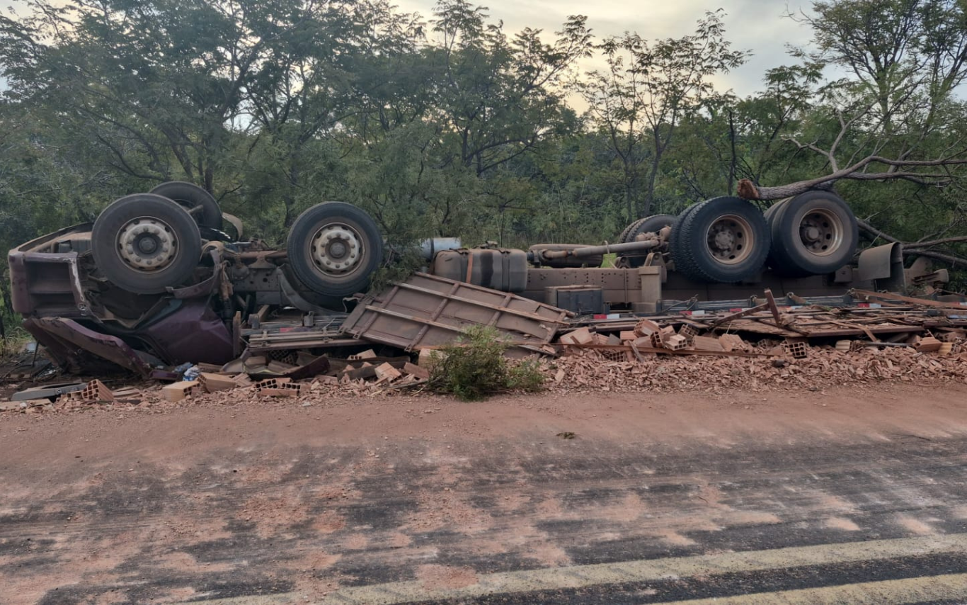 Caminhão capota e motorista morre em Sacramento