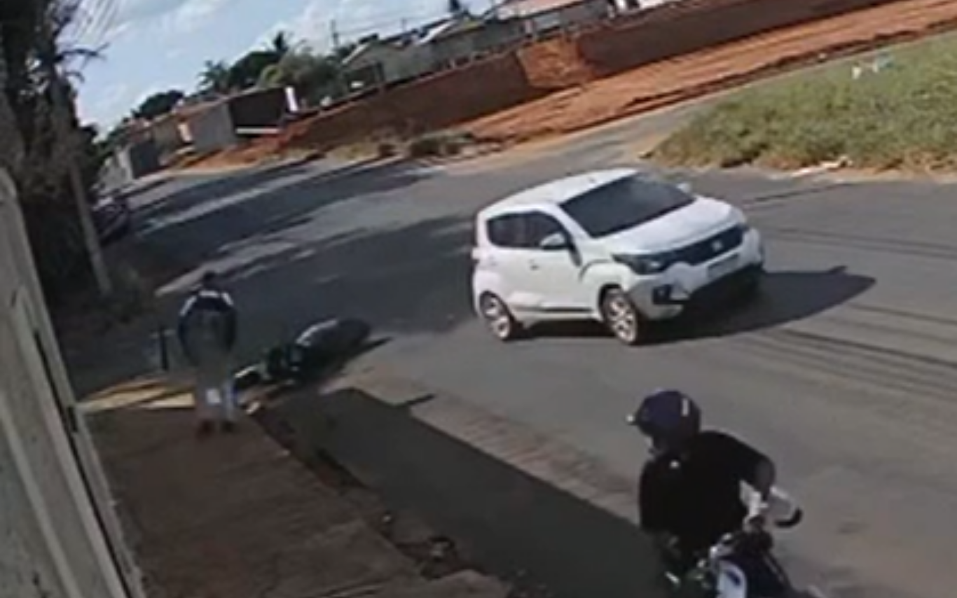 Motorista atinge motocicleta e foge sem prestar ajuda em Uberlândia