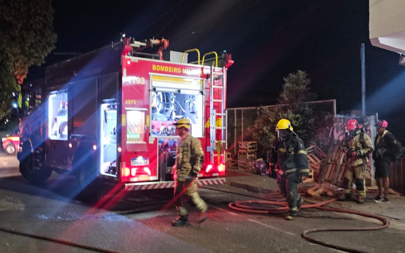 Incêndio em residência abandonada em Uberlândia