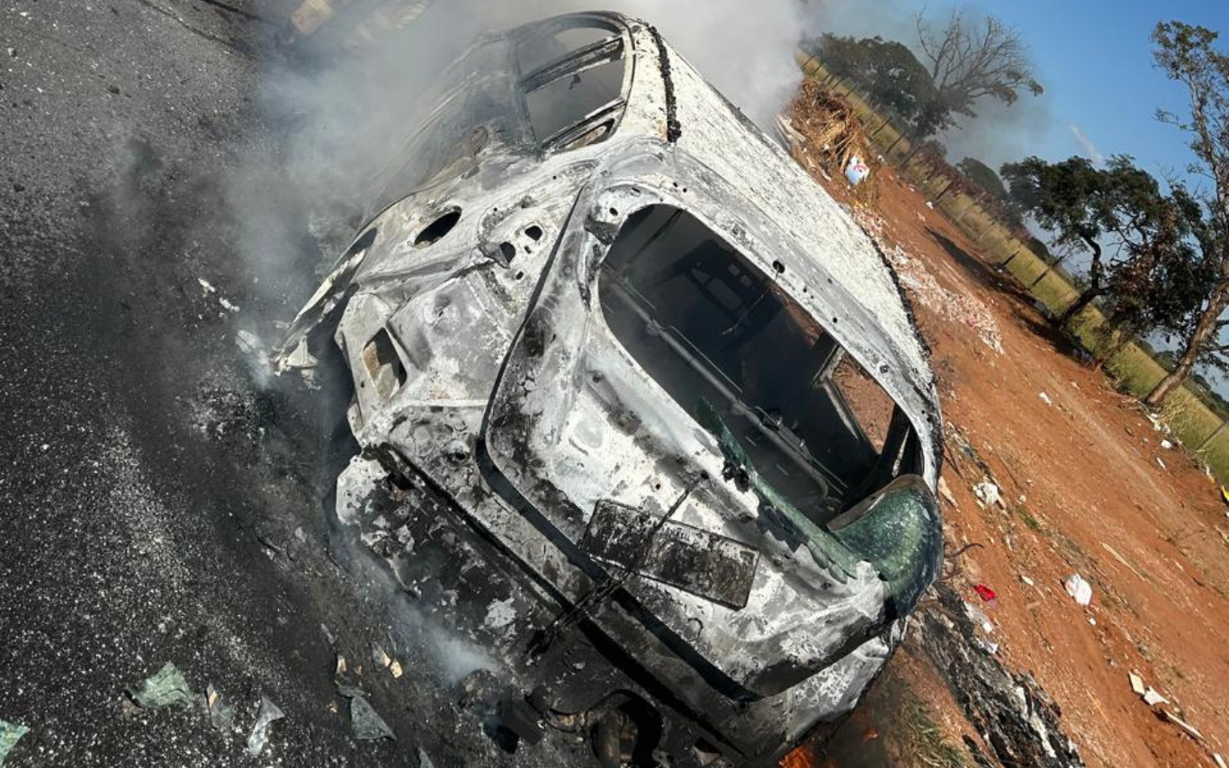 Carro de aplicativo pega fogo após falha mecânica em Uberlândia