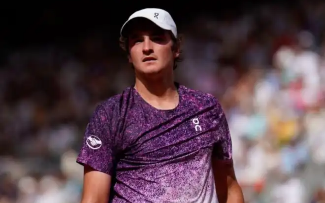 João Fonseca em ação em Roland Garros