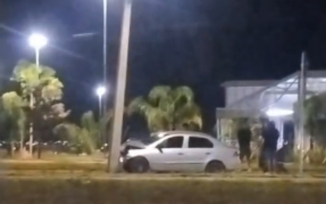 Carro bate em poste próximo ao Terminal Canaã