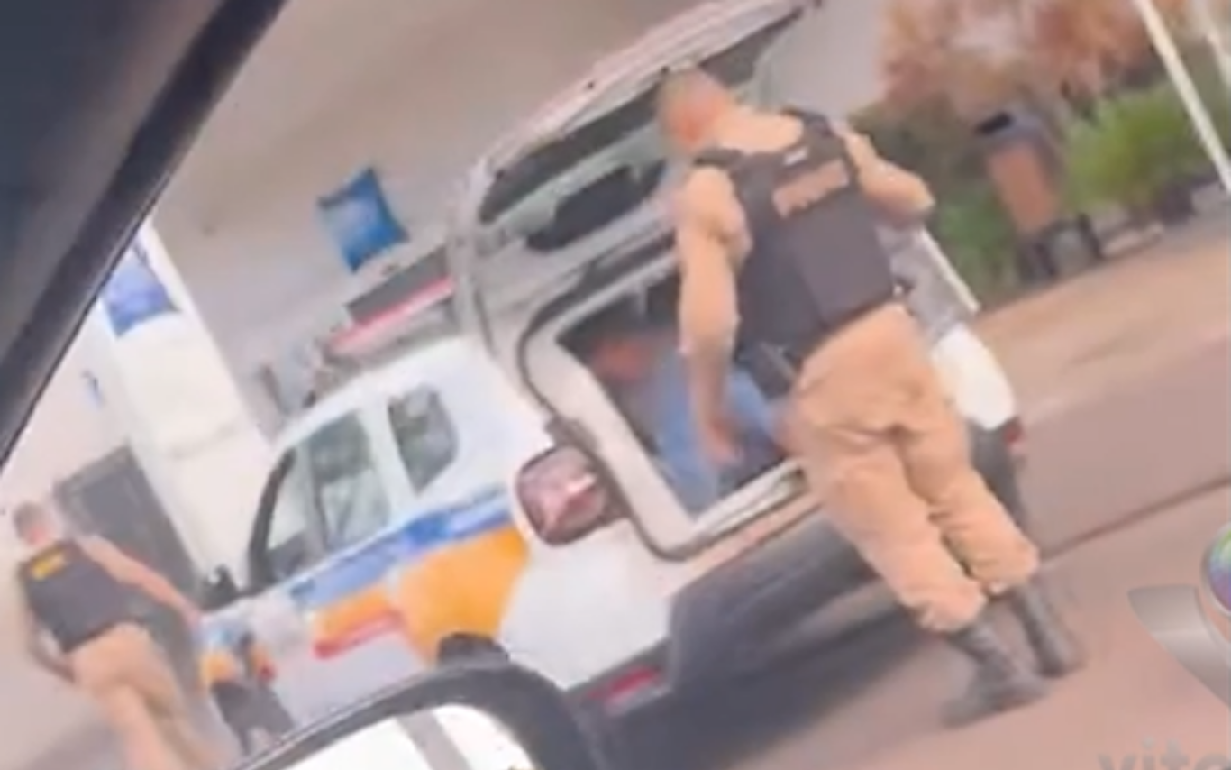 Perseguição policial termina com dois presos e moto recuperada