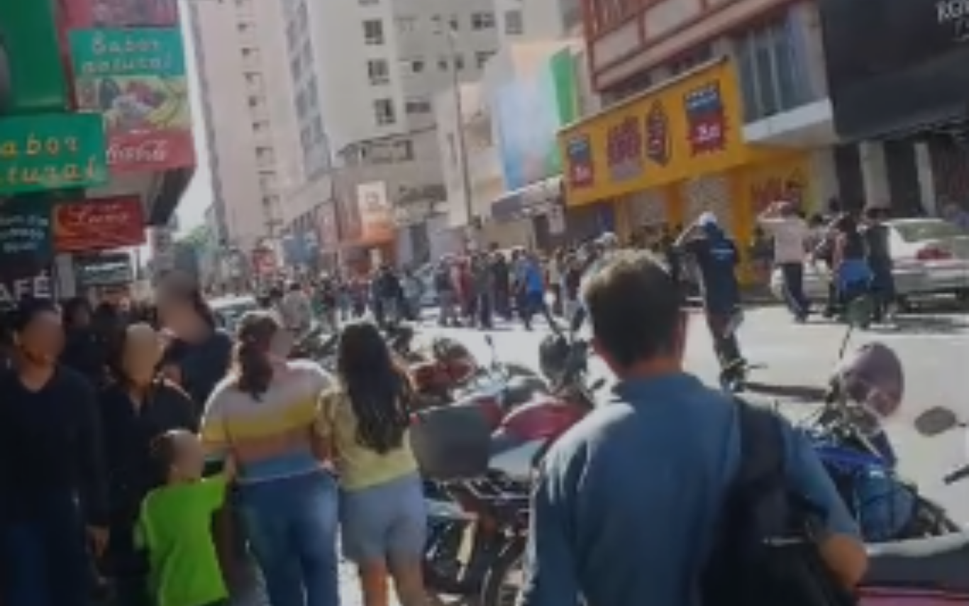 Confusão de pedestres no Centro de Uberlândia