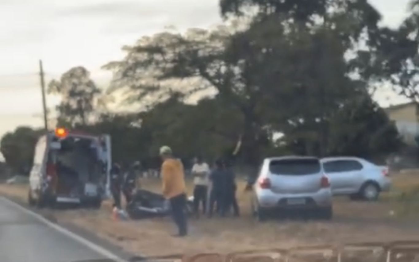 Colisão entre carro e moto deixa mulher ferida em Uberlândia