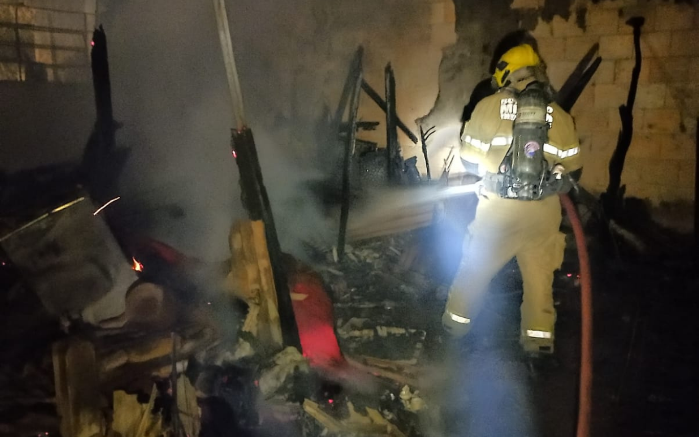 Incêndio em barracão no bairro Canaã, em Uberlândia