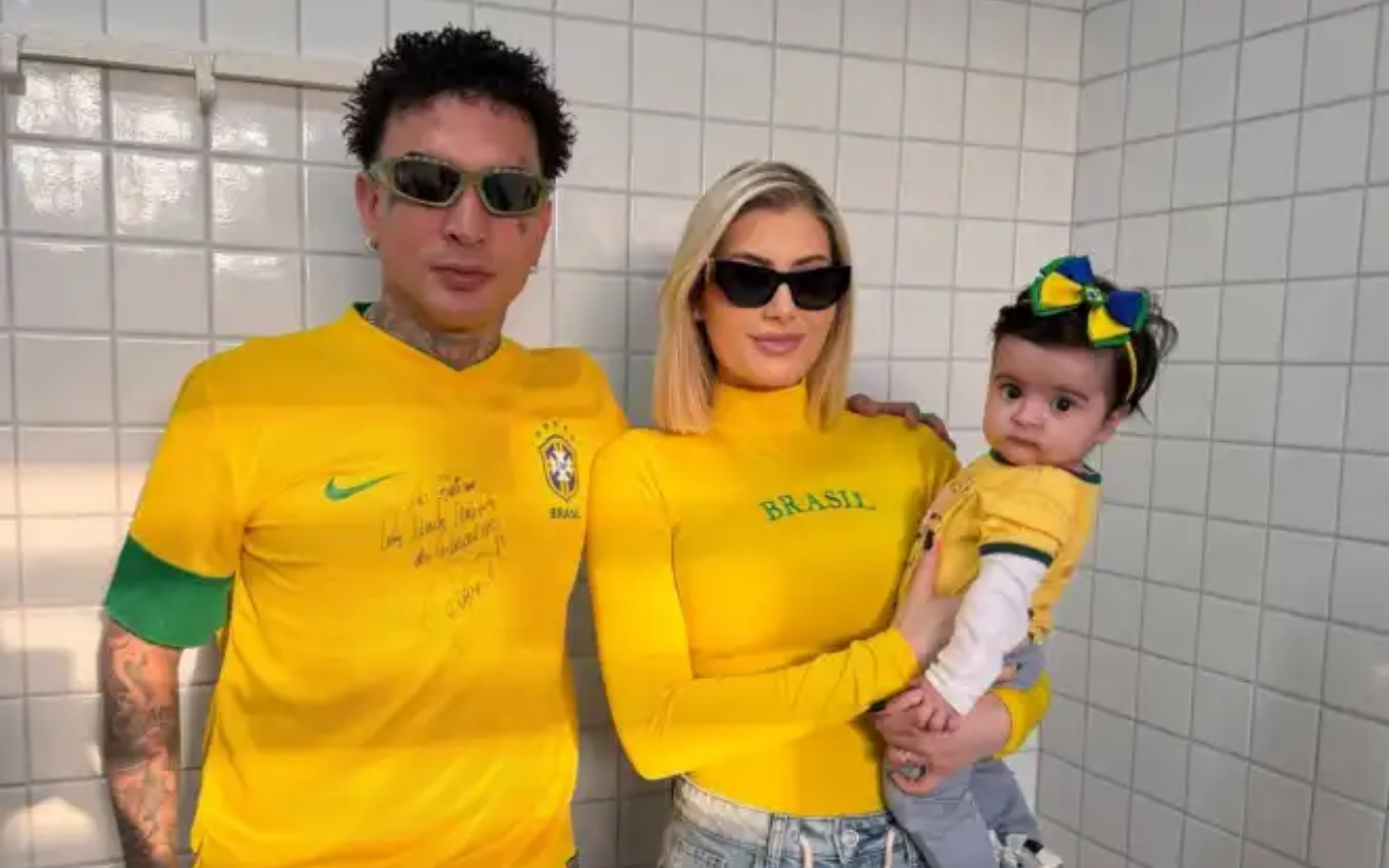 MC Guimê publicou registro ao lado da esposa e da filha