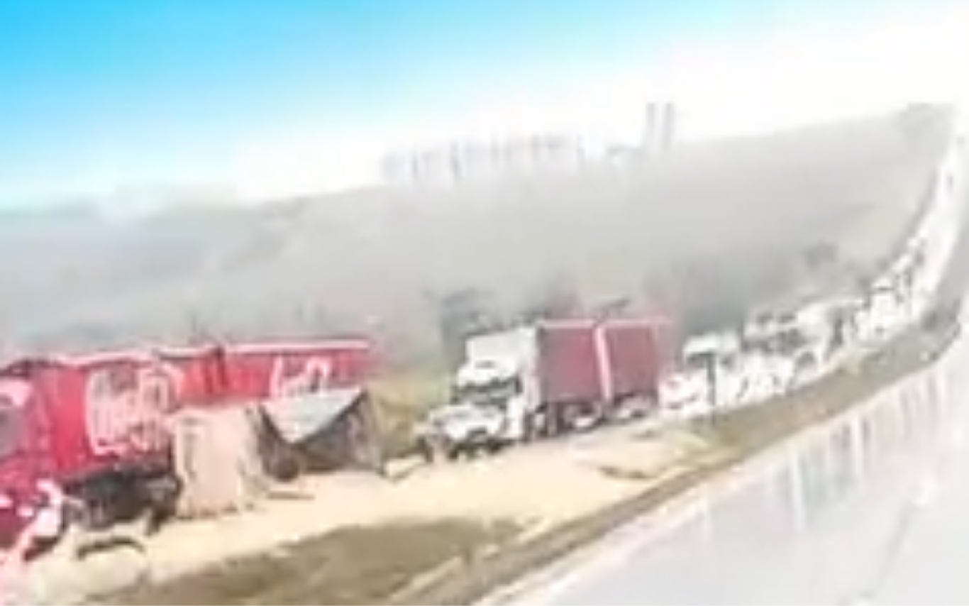 Batida seguida de tombamento na BR-050, em Uberlândia