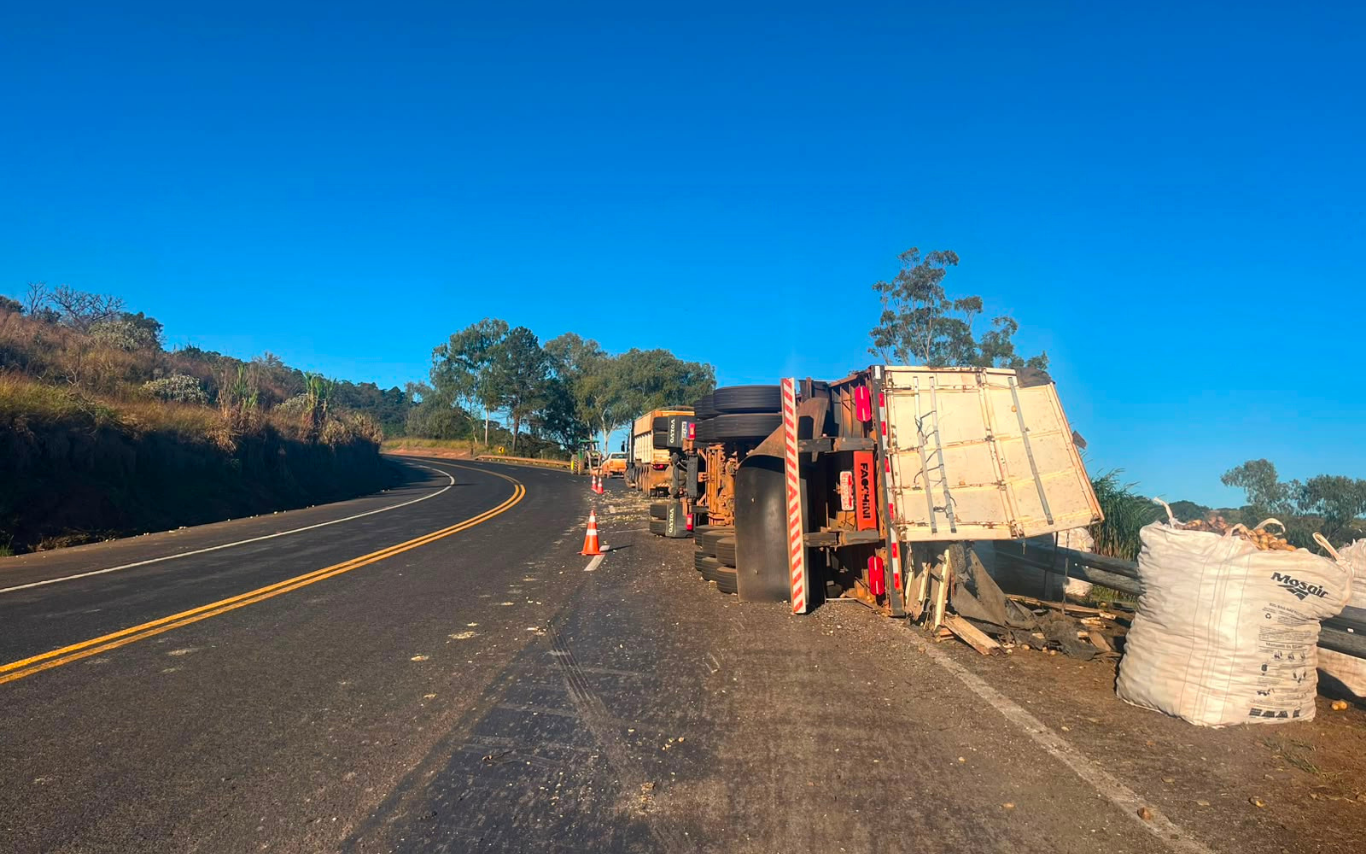 Tombamento de carreta carregada de batatas em Perdizes