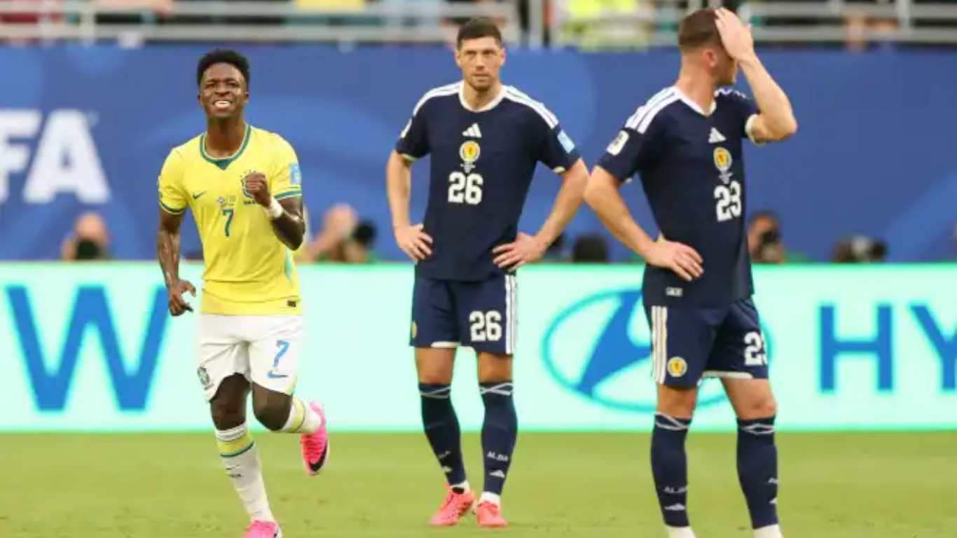 Vinicius Júnior celebra gol do Brasil sobre a Escócia na Copa do Mundo