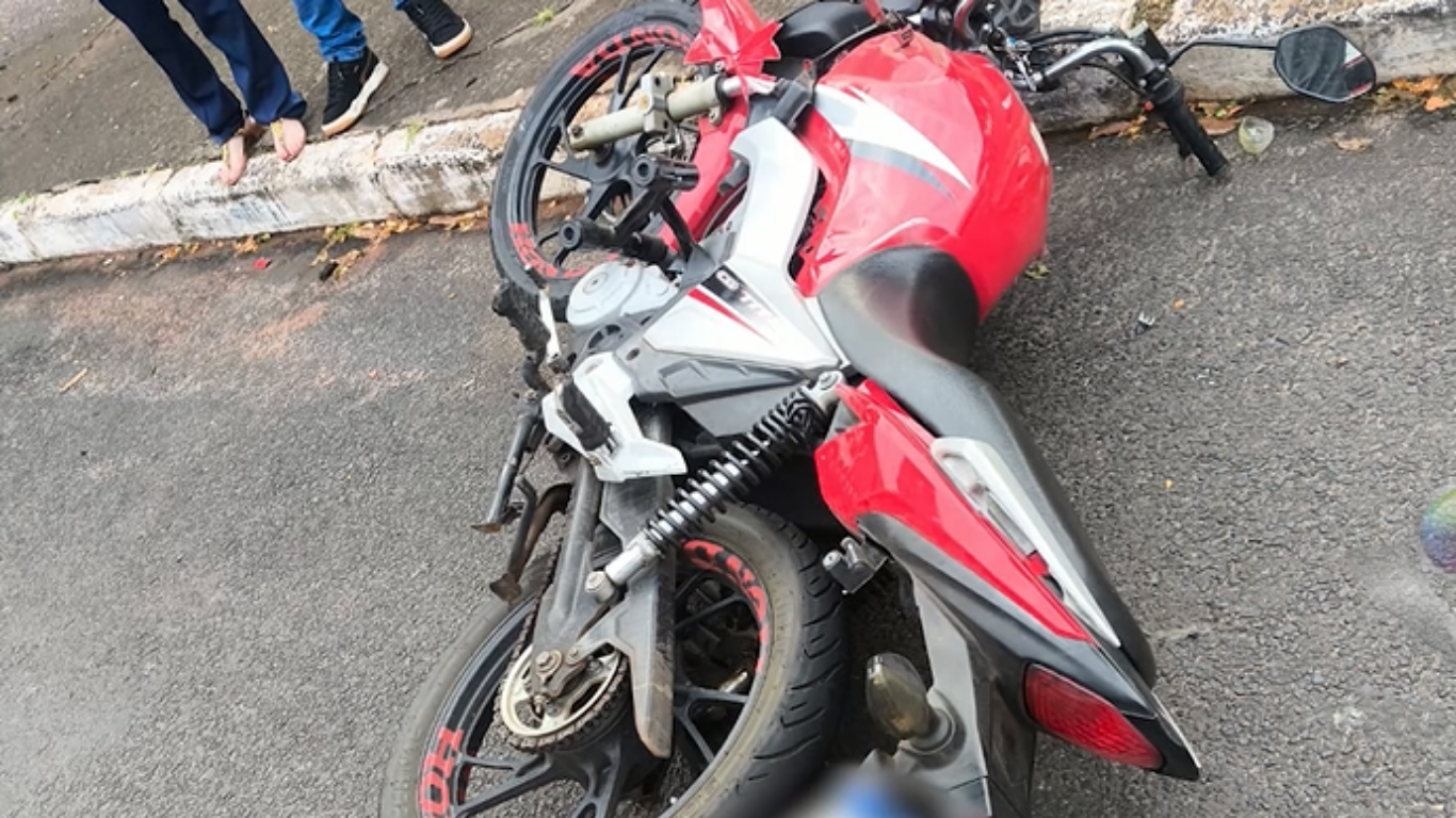 Colisão entre carro e moto no bairro Planalto, em Uberlândia