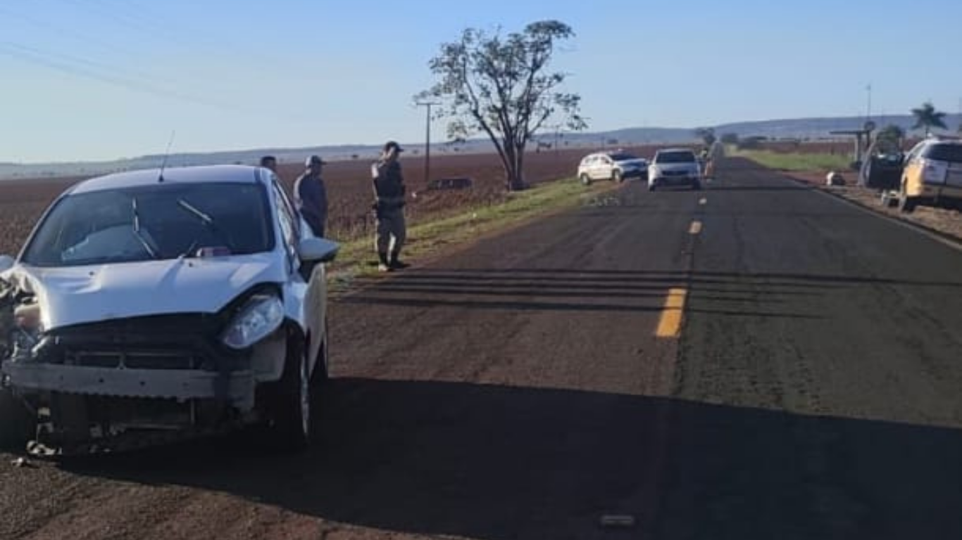 Batida transversal entre carros em Cachoeira Dourada