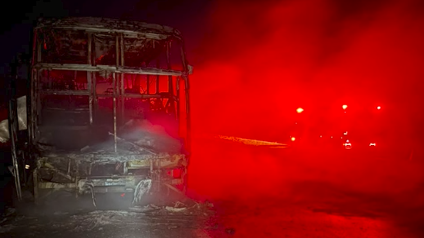Ônibus de viagem pega fogo em Uberlândia