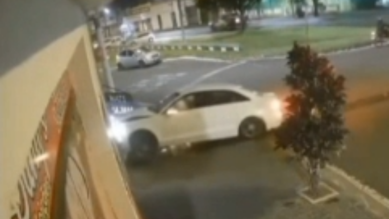 Carro invade fachada de restaurante em Araguari