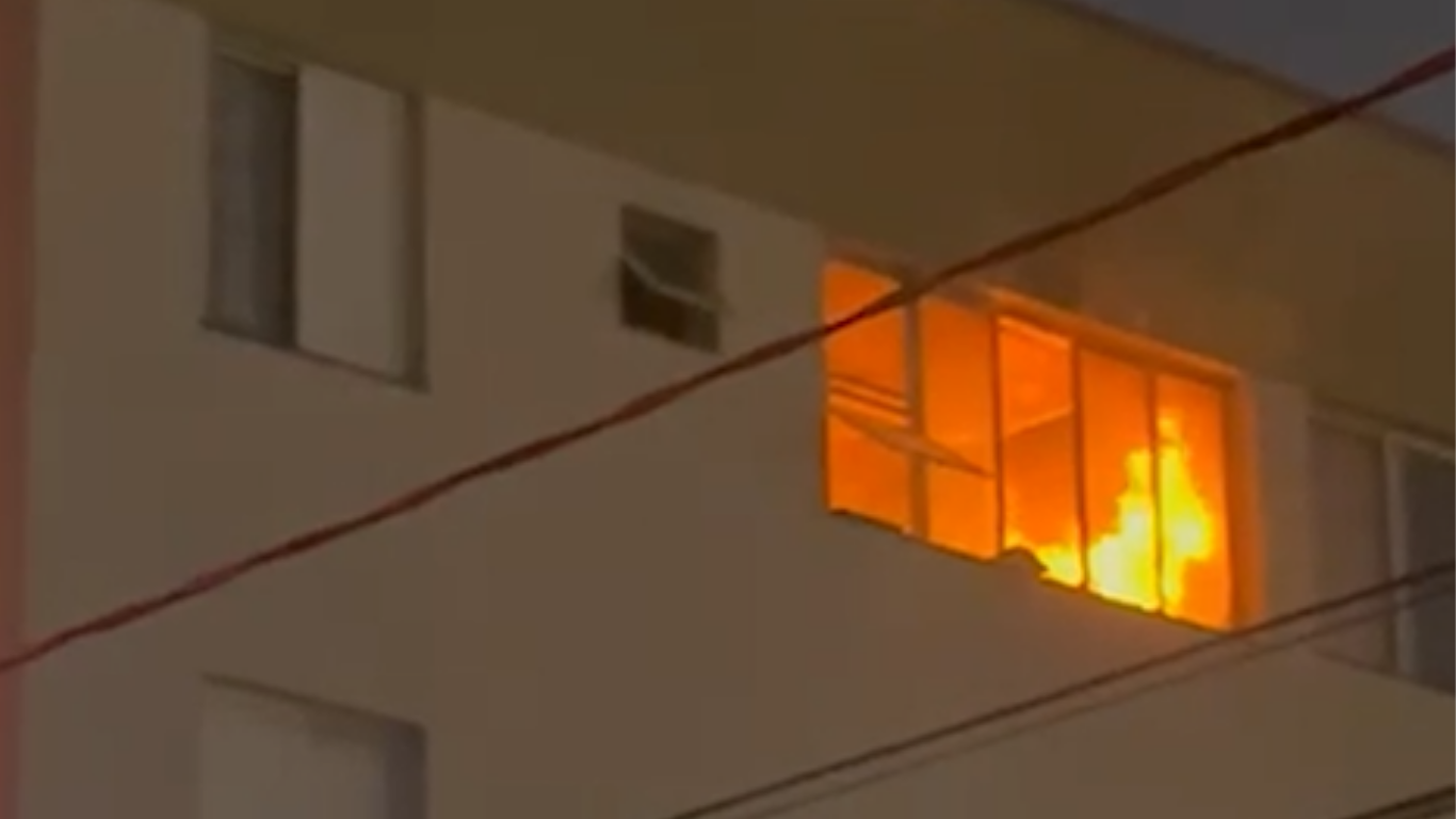 Incêndio em cozinha de apartamento no bairro Santa Mônica