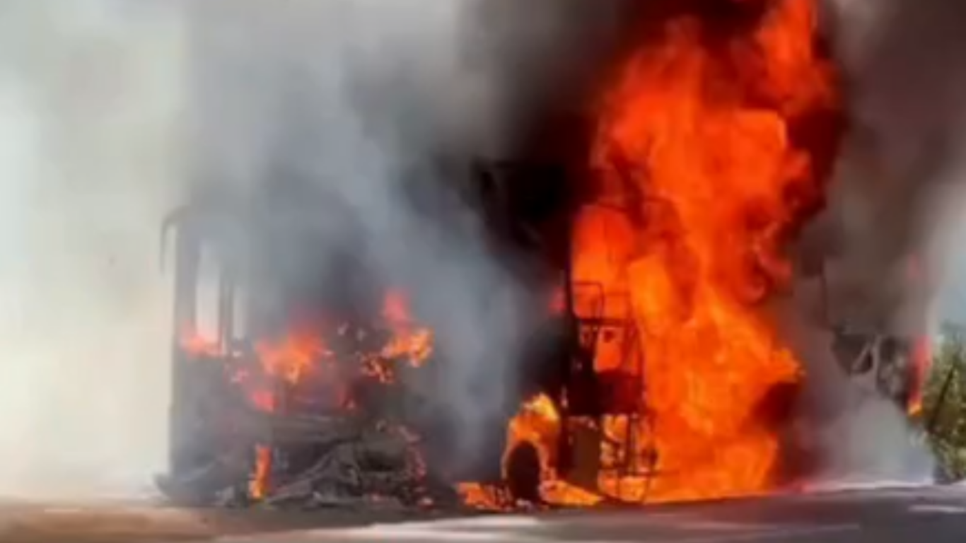 Ônibus destruído por incêndio em Montes Claros