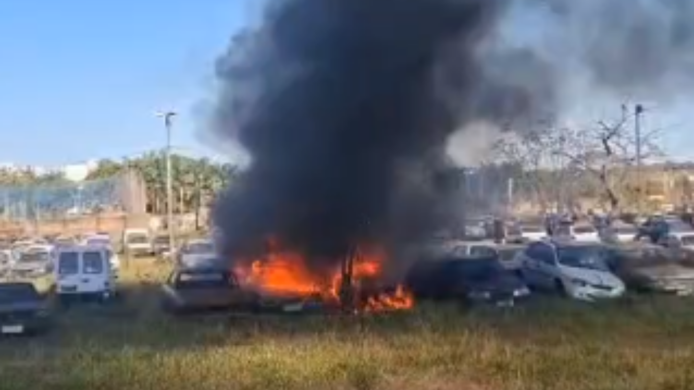 Incêndio em pátio de veículos no Canaã, em Uberlândia