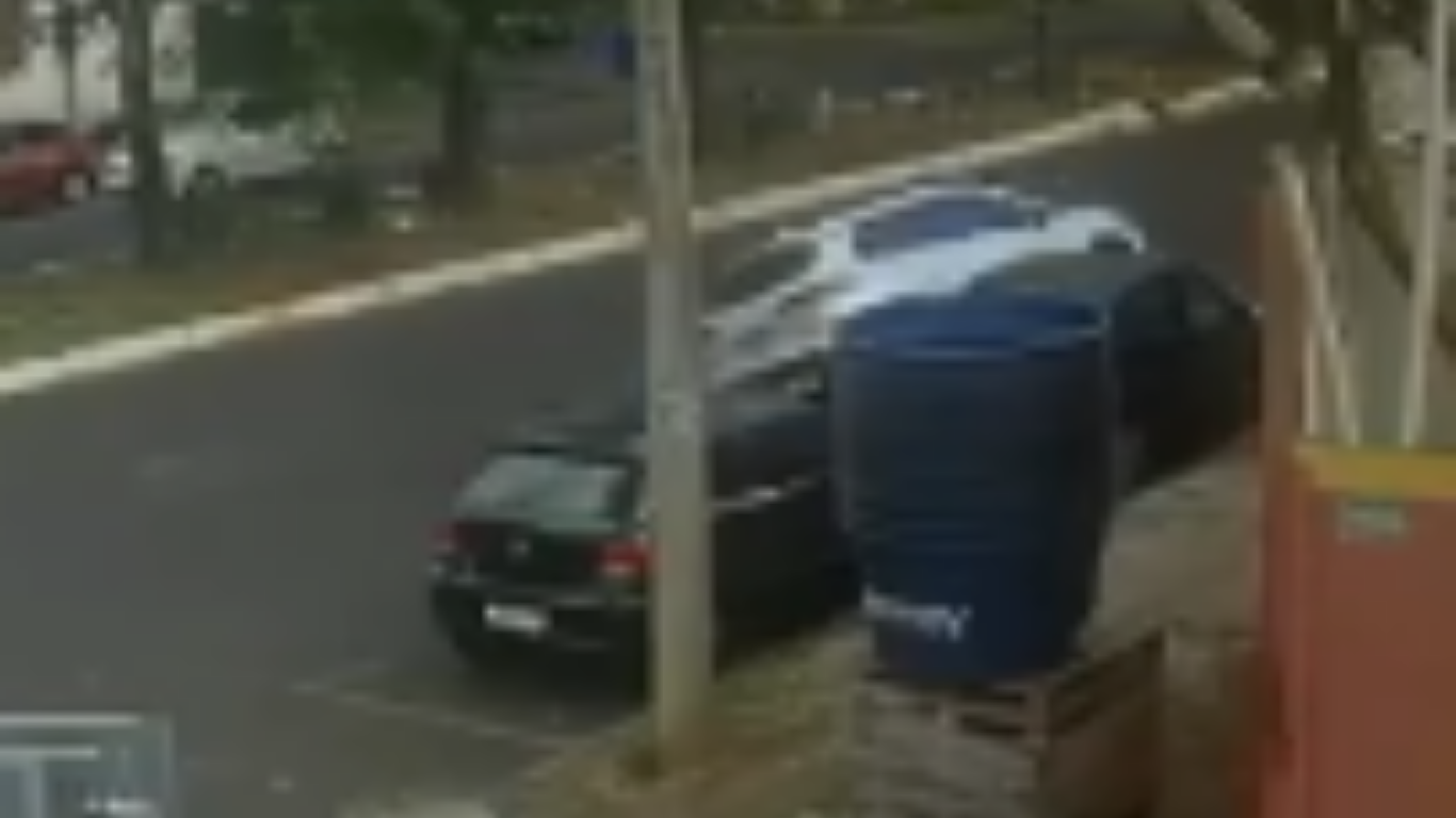 Motorista bate em carro estacionado e foge em Uberlândia