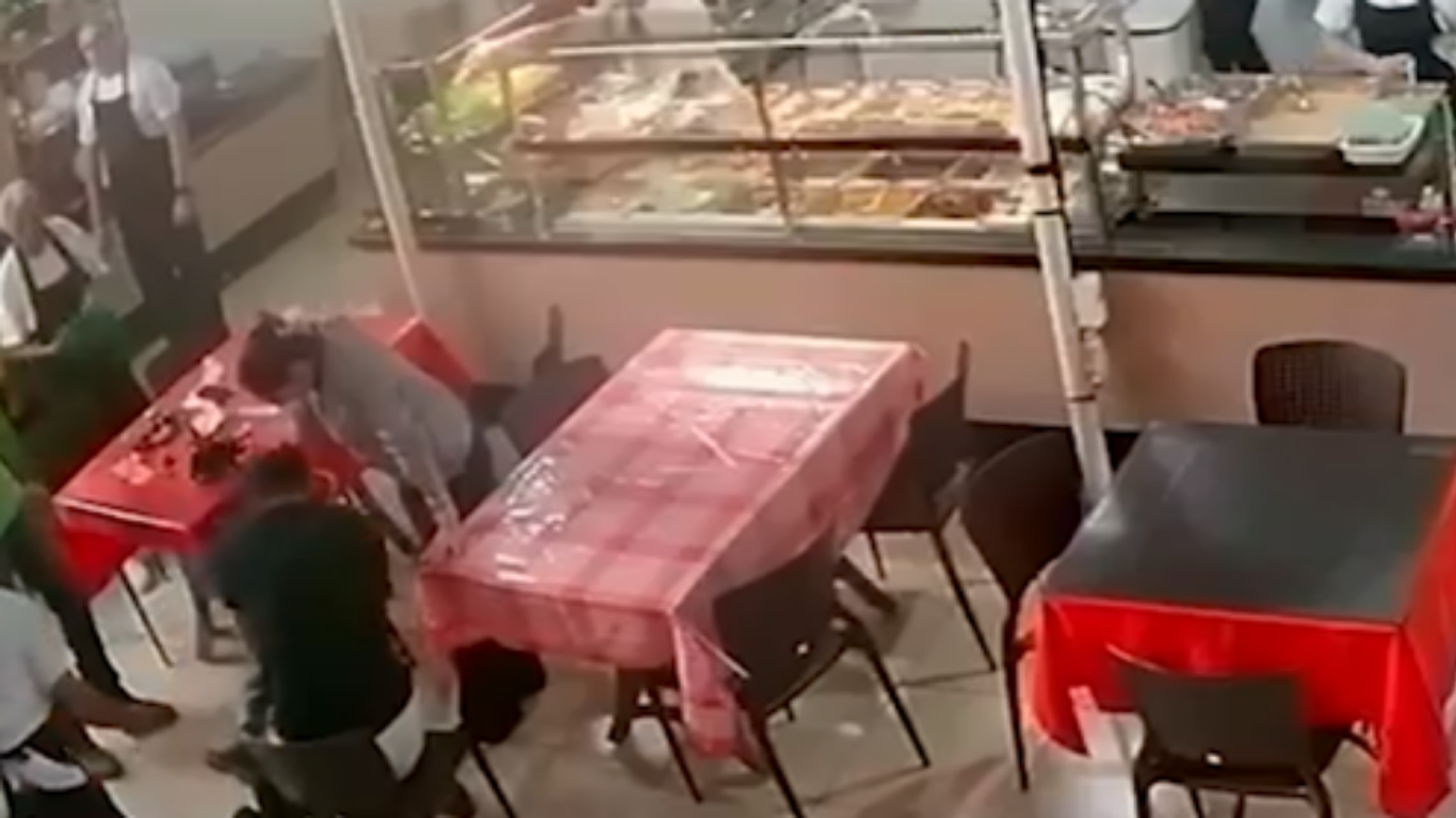 Bombeiro salva criança de engasgo em restaurante de Uberlândia