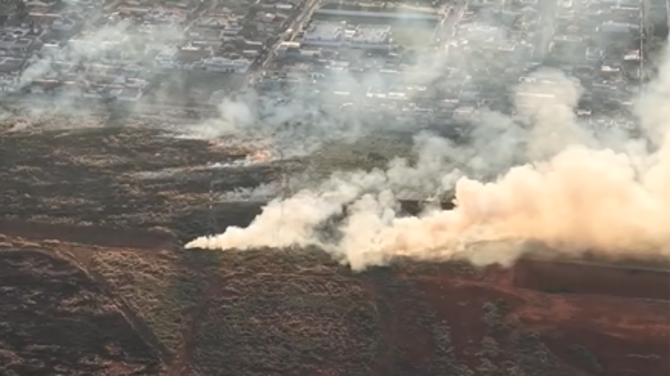Incêndio em lote vago no Alvorada