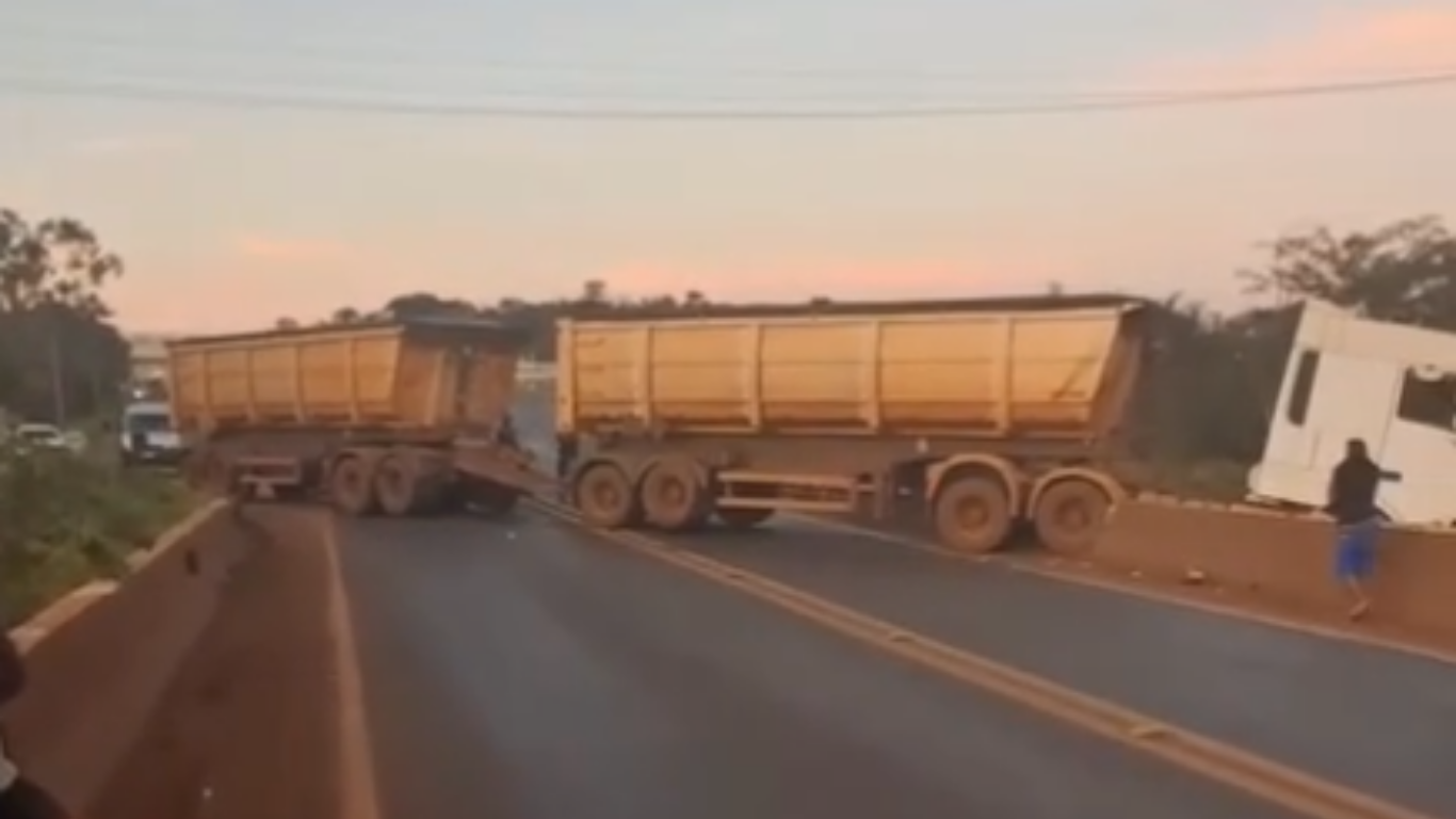 Carreta fica atravessada sobre ponte na BR-153