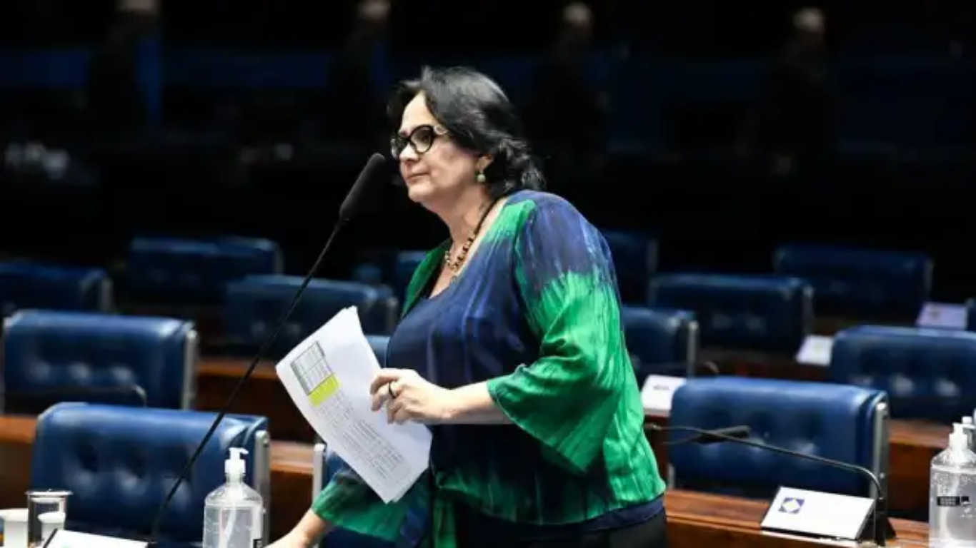 Damares diz que mantém apoio a Flávio Bolsonaro e afirma ser alvo de ataques e violência política de gênero