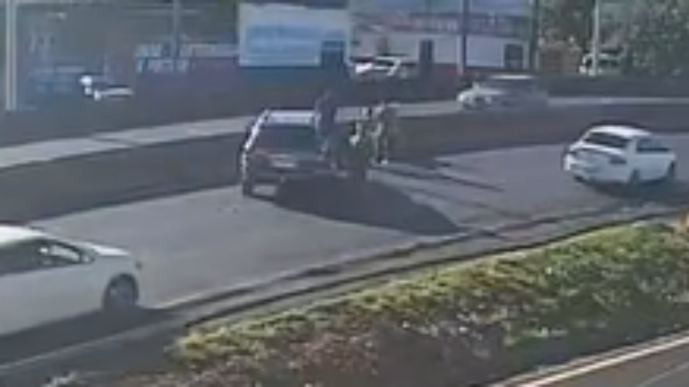 Acidente entre carro e moto em Uberlândia