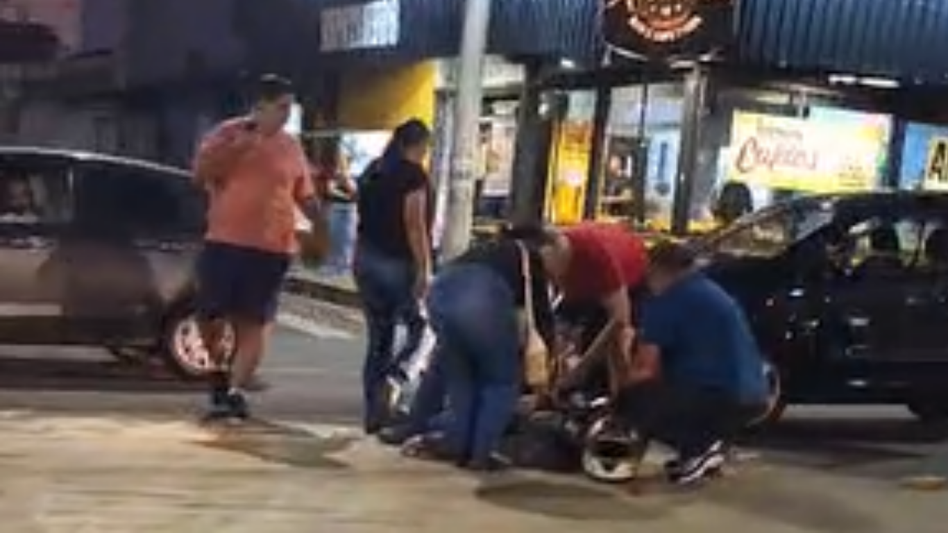 colisão entre carro e moto no Santa Mônica, em Uberlândia