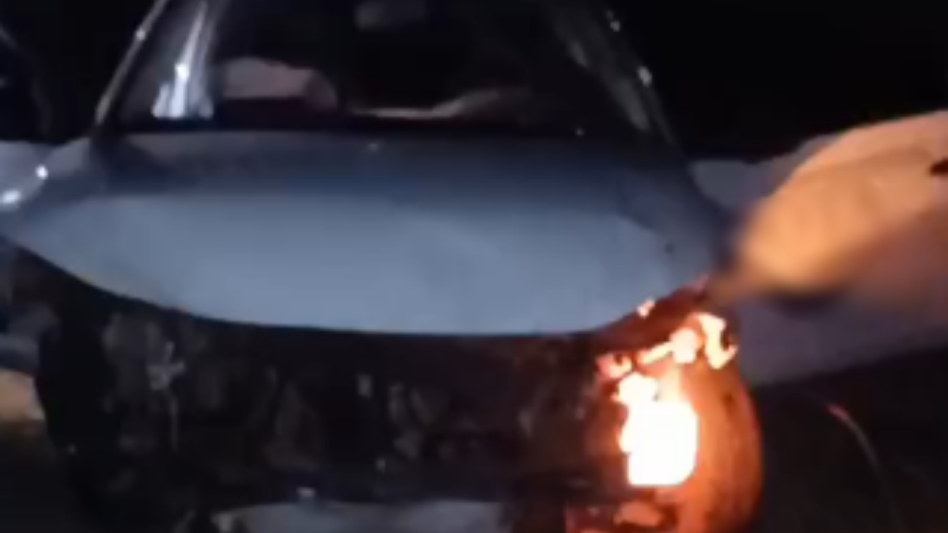 Carro cai de ribanceira no Anel Viário Sul de Uberlândia