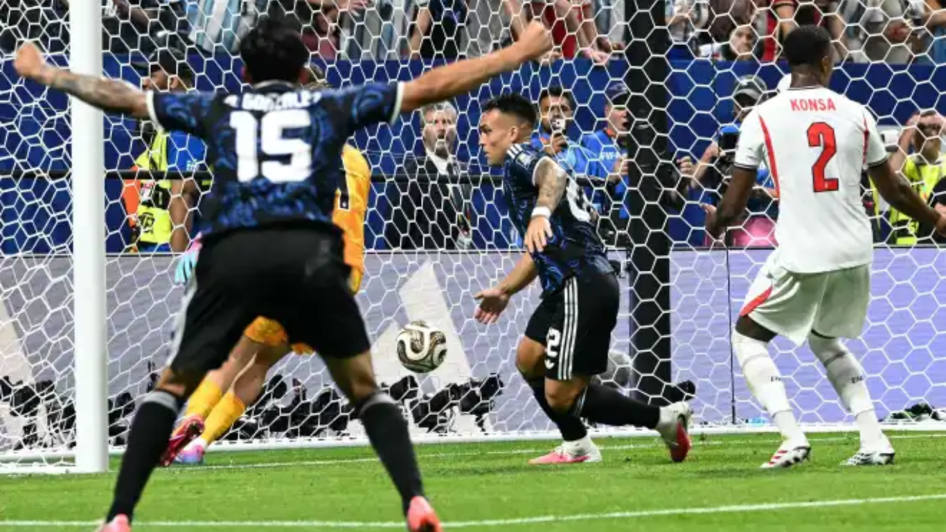 Lautaro Martínez celebra gol em Inglaterra x Argentina, na semi da Copa do Mundo