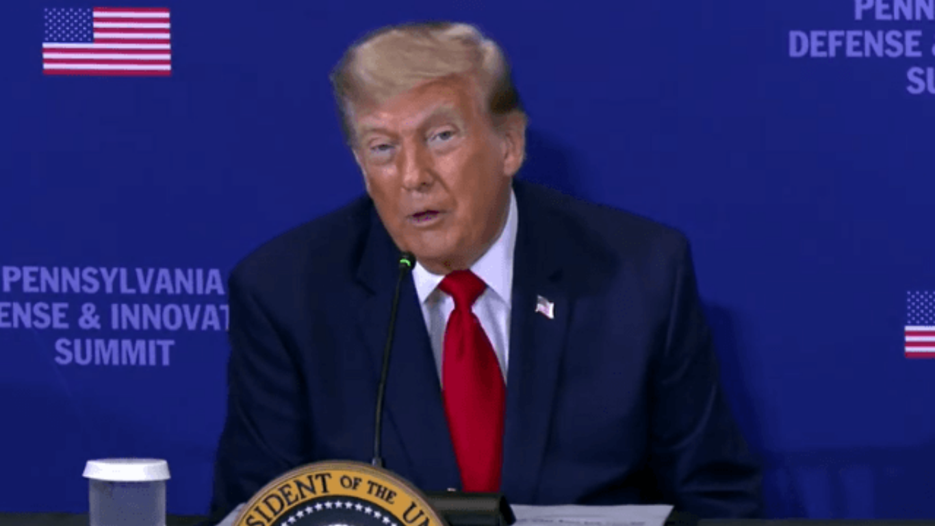 Presidente dos EUA, Donald Trump, fala durante o Pennsylvania Defense & Innovation Summit, realizado no U.S. Army War College, na Pensilvânia