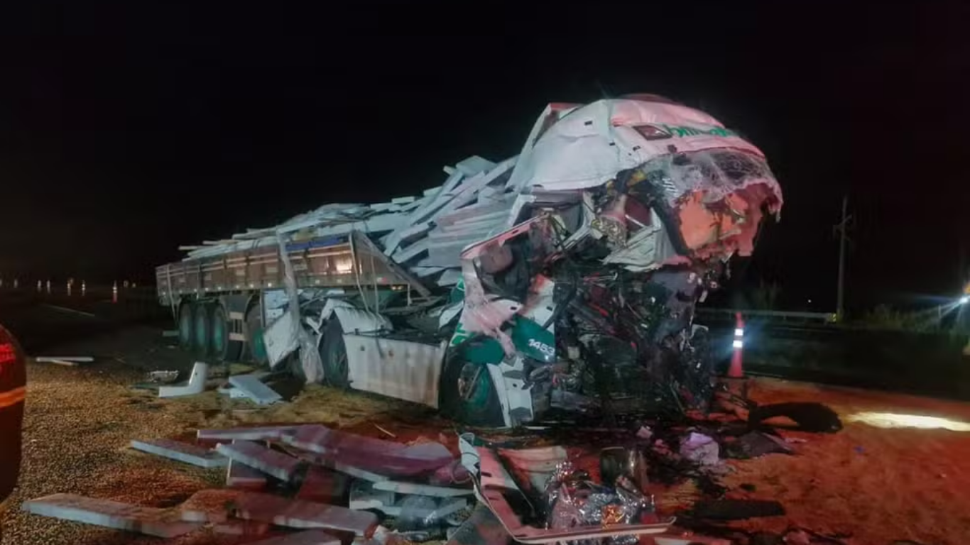 Colisão fatal entre carretas em Uberaba