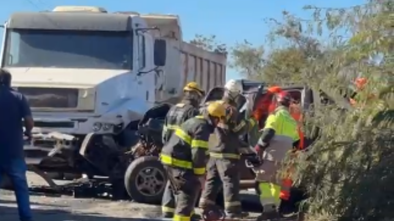 Caminhonete fica destruída após colisão frontal em Uberaba