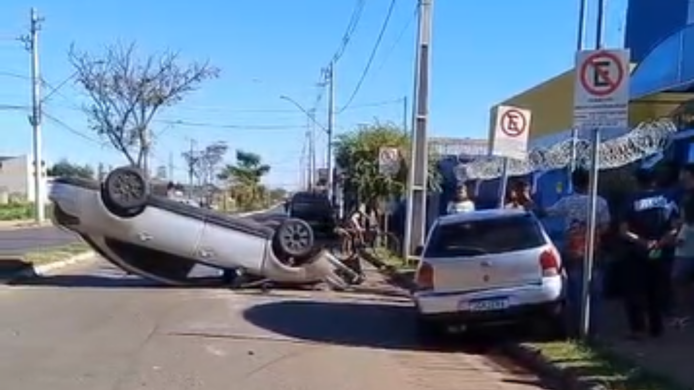 Capotamento no bairro Morumbi, em Uberlândia