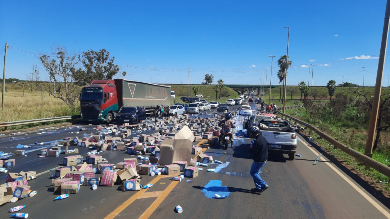 Acidente com carreta carregada de amaciantes na BR-050, em Uberlândia