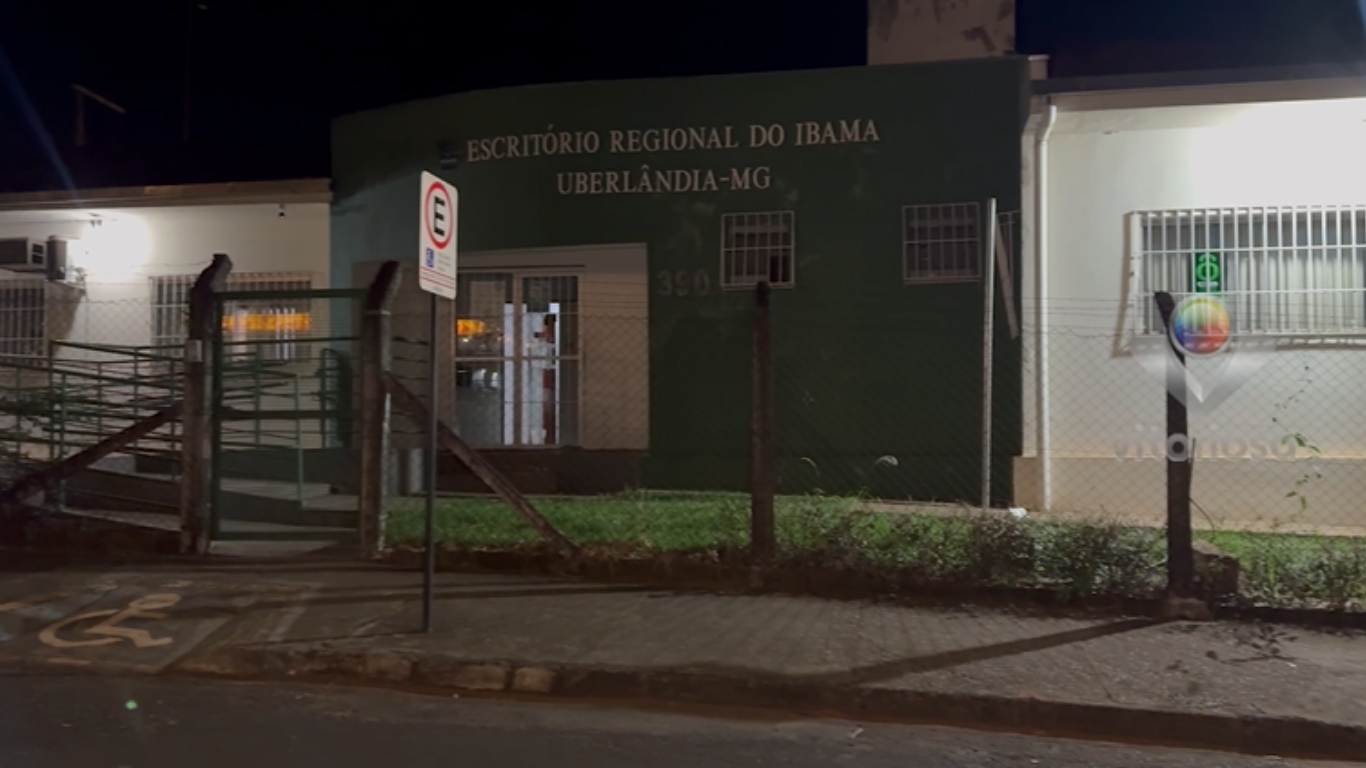 Motorista perde o controle, destrói portão do Ibama em Uberlândia e foge sem prestar esclarecimentos