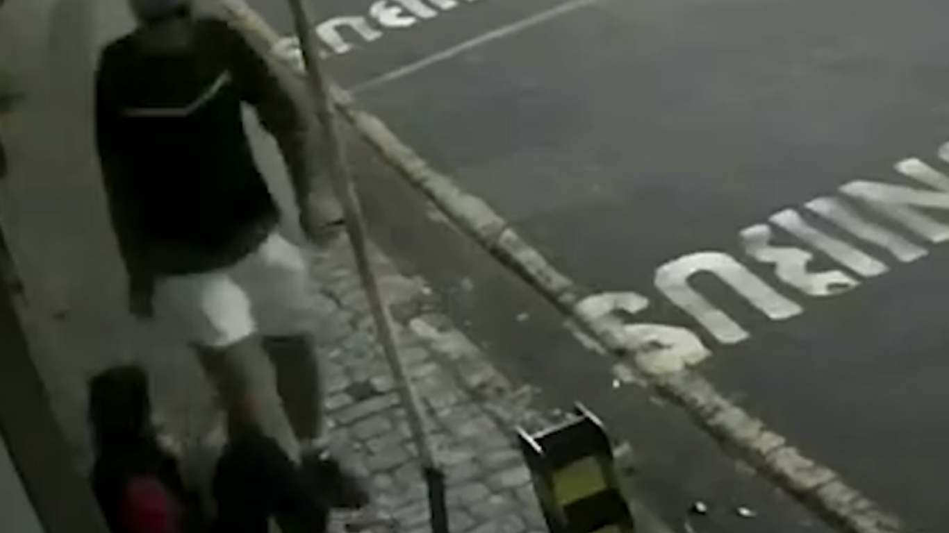Câmera registra homem agredindo mulher com chute no Centro de Uberlândia