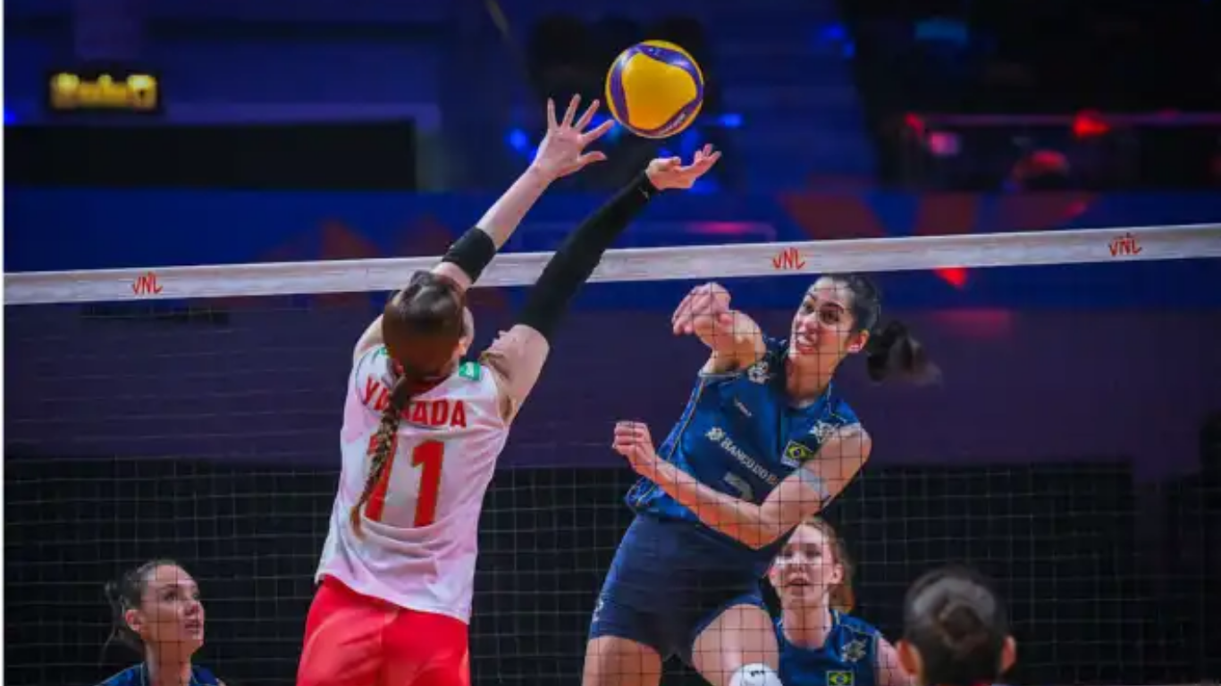 Diana, central do Brasil, ataca bola durante jogo contra o Japão, nesta quarta-feira (22)