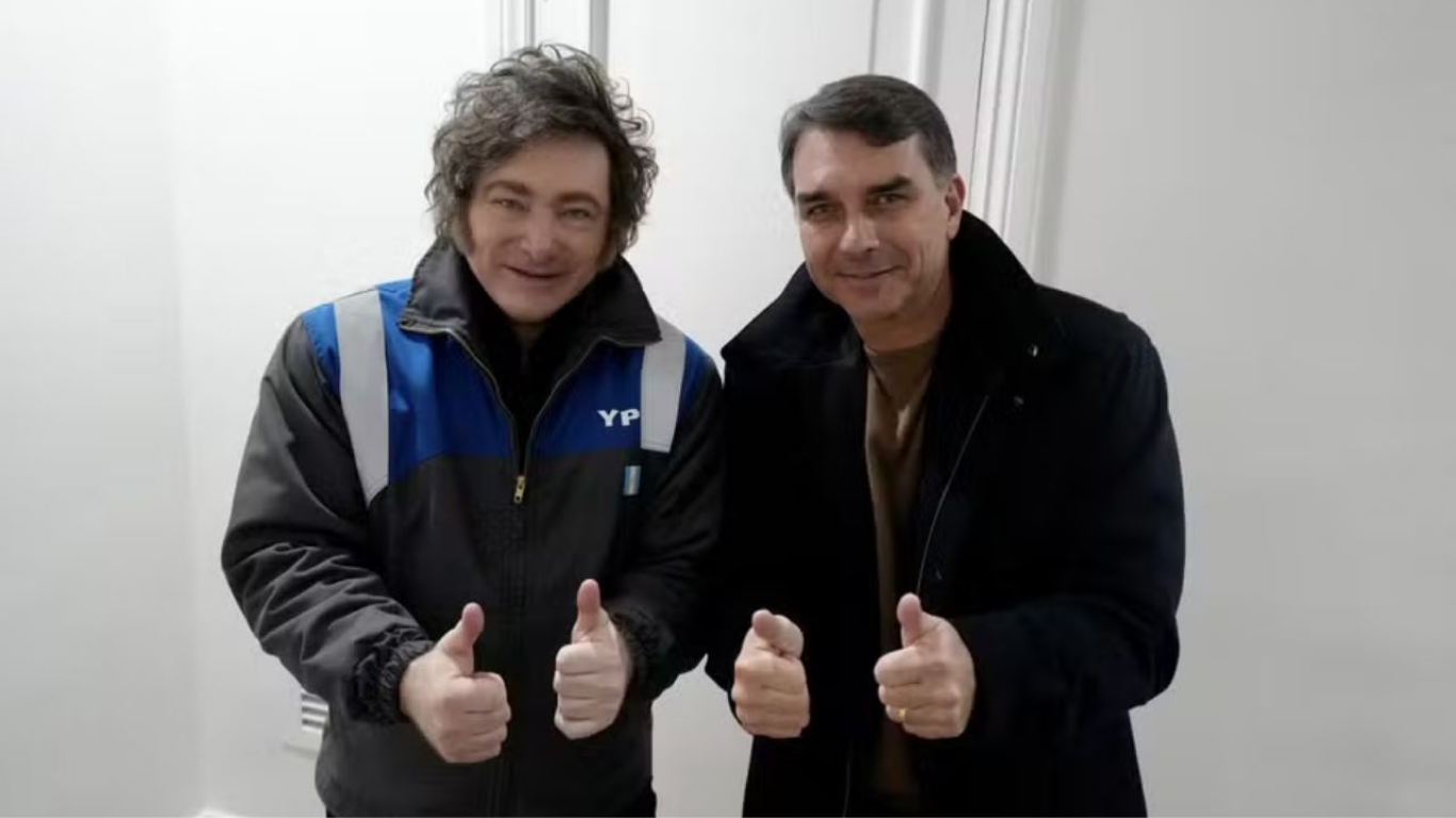 Presidente da Argentina, Javier Milei, e o senador Flávio Bolsonaro (PL-RJ)