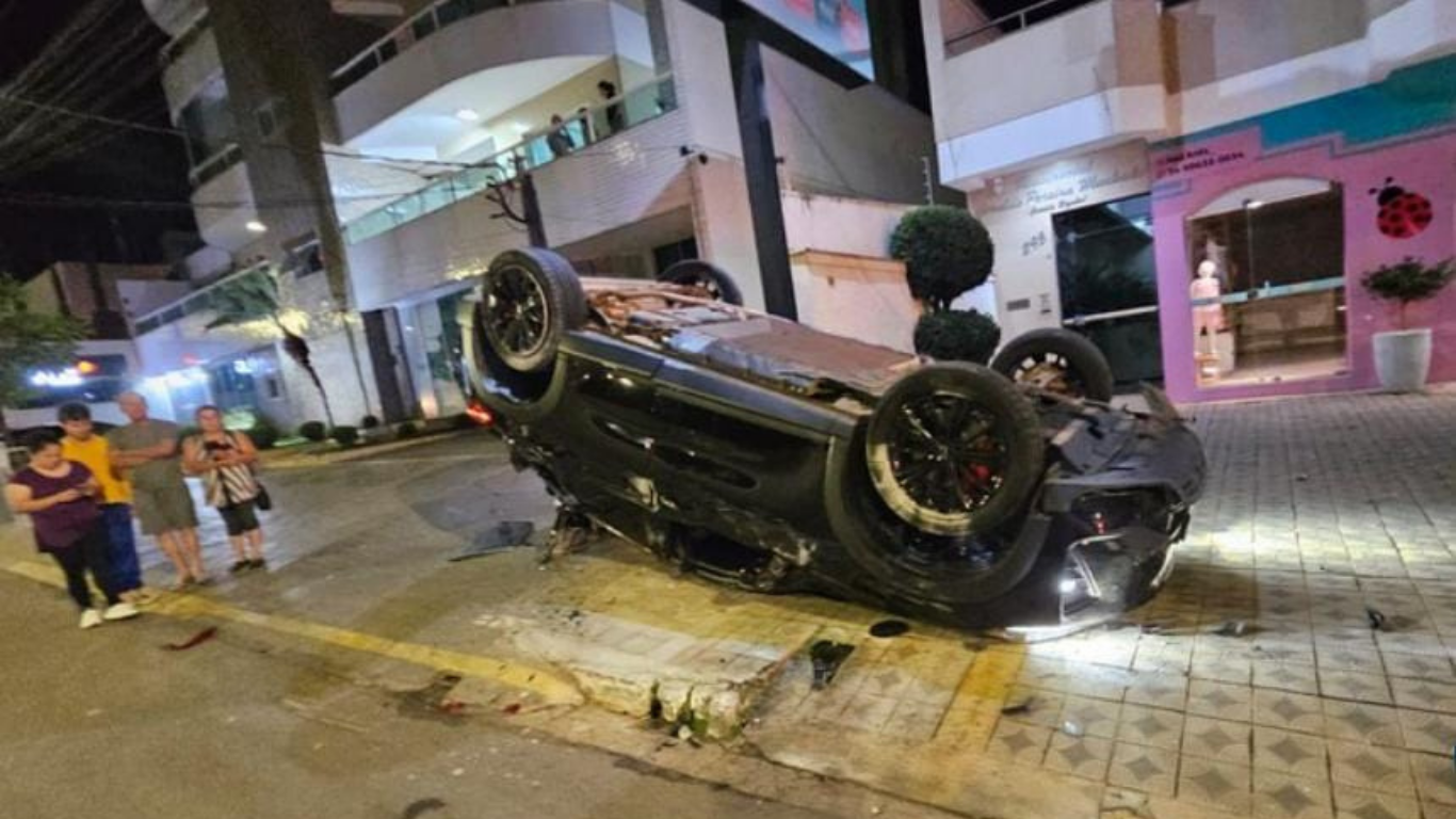 Motorista capota SUV após atingir carro e moto estacionados e foge do local em Patos de Minas