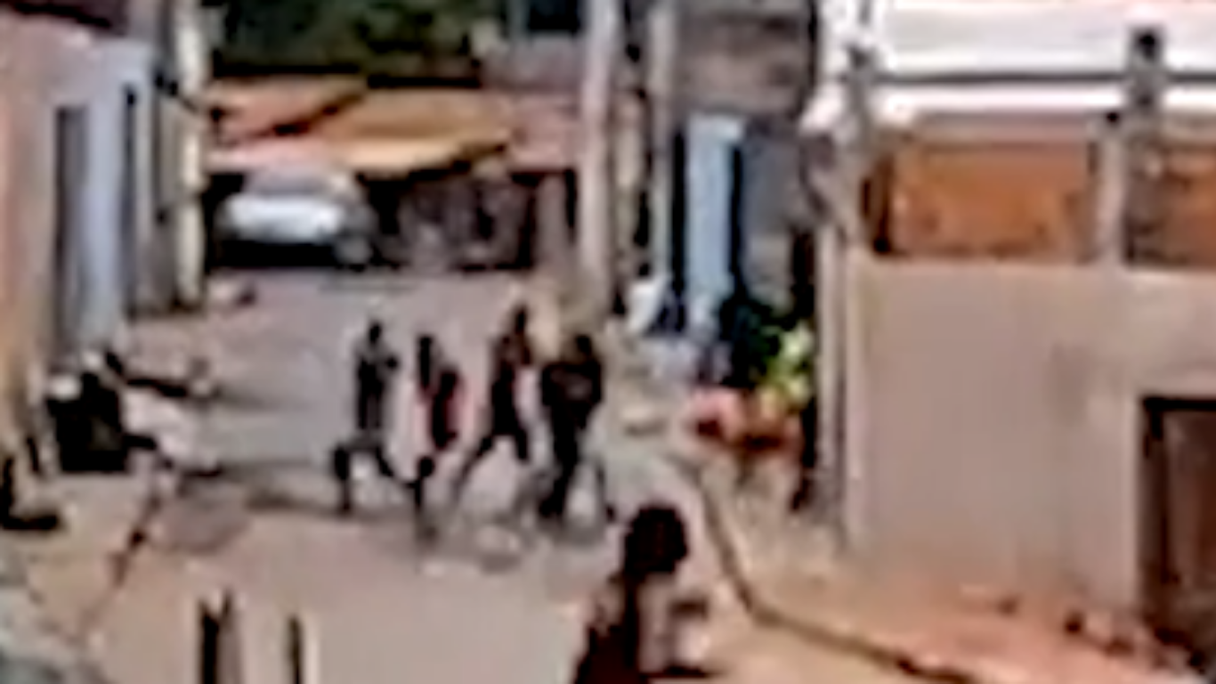 Câmera registra intensa troca de tiros entre homens em rua de João Pinheiro; ambos ficaram feridos