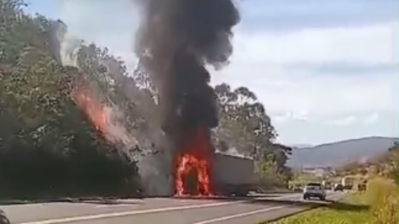Caminhão é destruído por incêndio na MG-050, em Capitólio