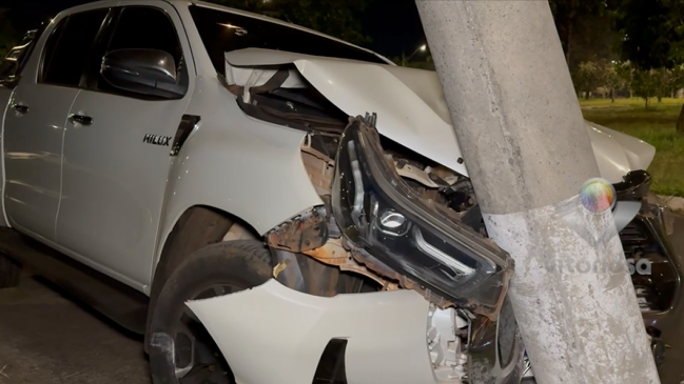 Caminhonete é furtada em Uberlândia e suspeitos colidem contra poste durante fuga